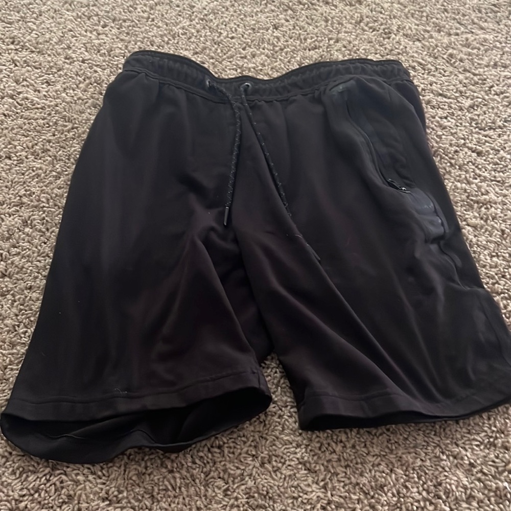 Mens black American Eagle Aeactive flex shorts size small (good condition)